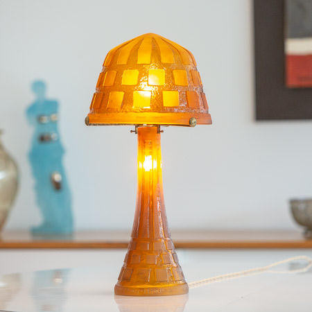 DAUM  - Lampe de table à décor géométrique en verre orangé transparent, 1925-1930