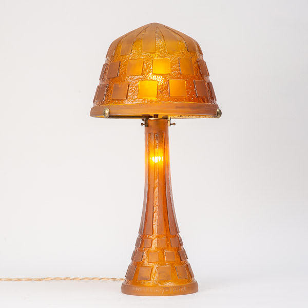 DAUM  - Table lamp with geometric decoration in transparent orange-amber glass, 1925-1930