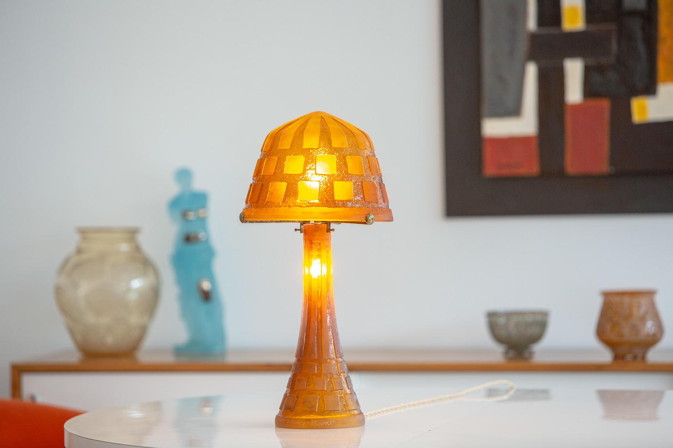 DAUM  - Lampe de table à décor géométrique en verre orangé transparent, 1925-1930