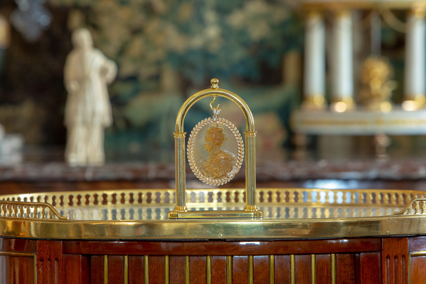 Cameo with a bust of Marie de Medici, Queen of France , 17th, amber, gold and diamonds