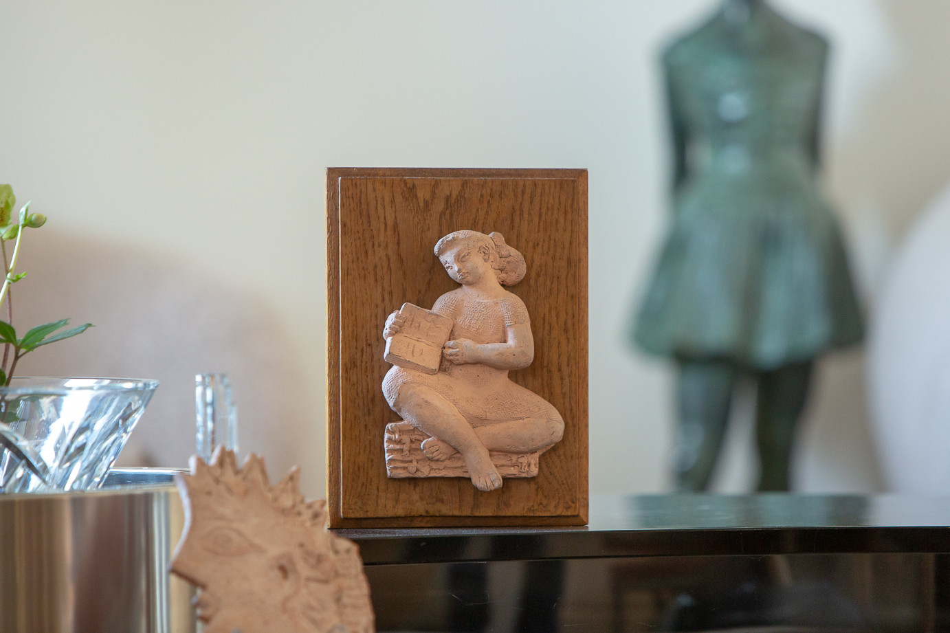 Antoniucci Volti (1915-1989)  - Woman with book, terra cotta bas-relief on oak plaque