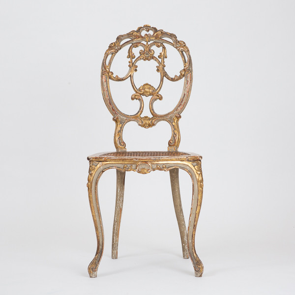 Quatre chaises en bois peint et doré de la famille impériale de Russie