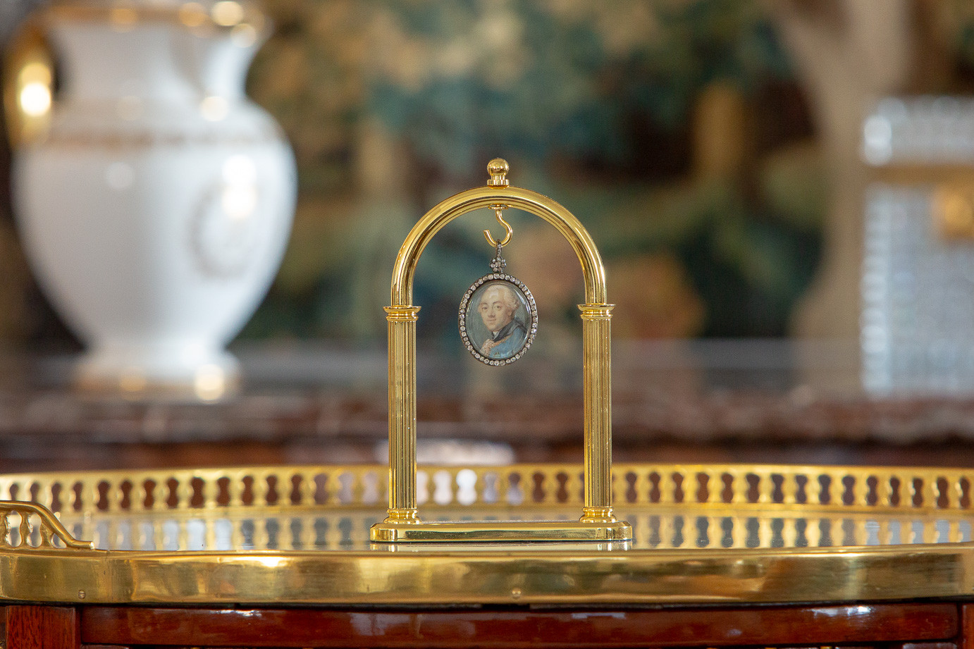 Louis XVI portrait, miniature surrounded by diamonds, with a gold background