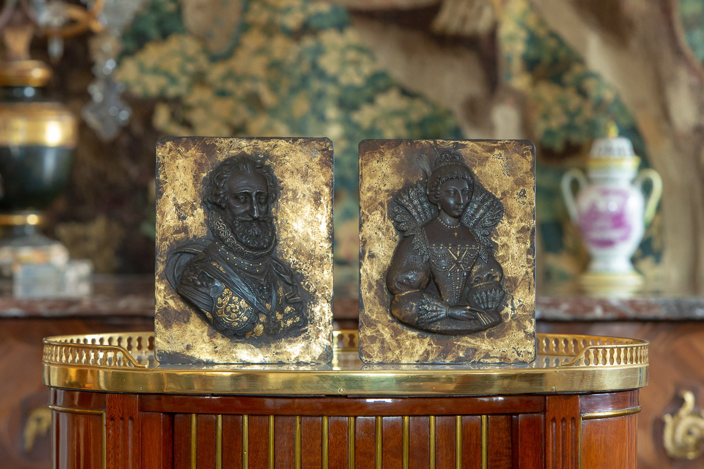 Attr. to Guillaume Dupre (1574-1642)  - Bust of Henri IV and Marie de Medici, iron plates enhanced with gold , 17th century