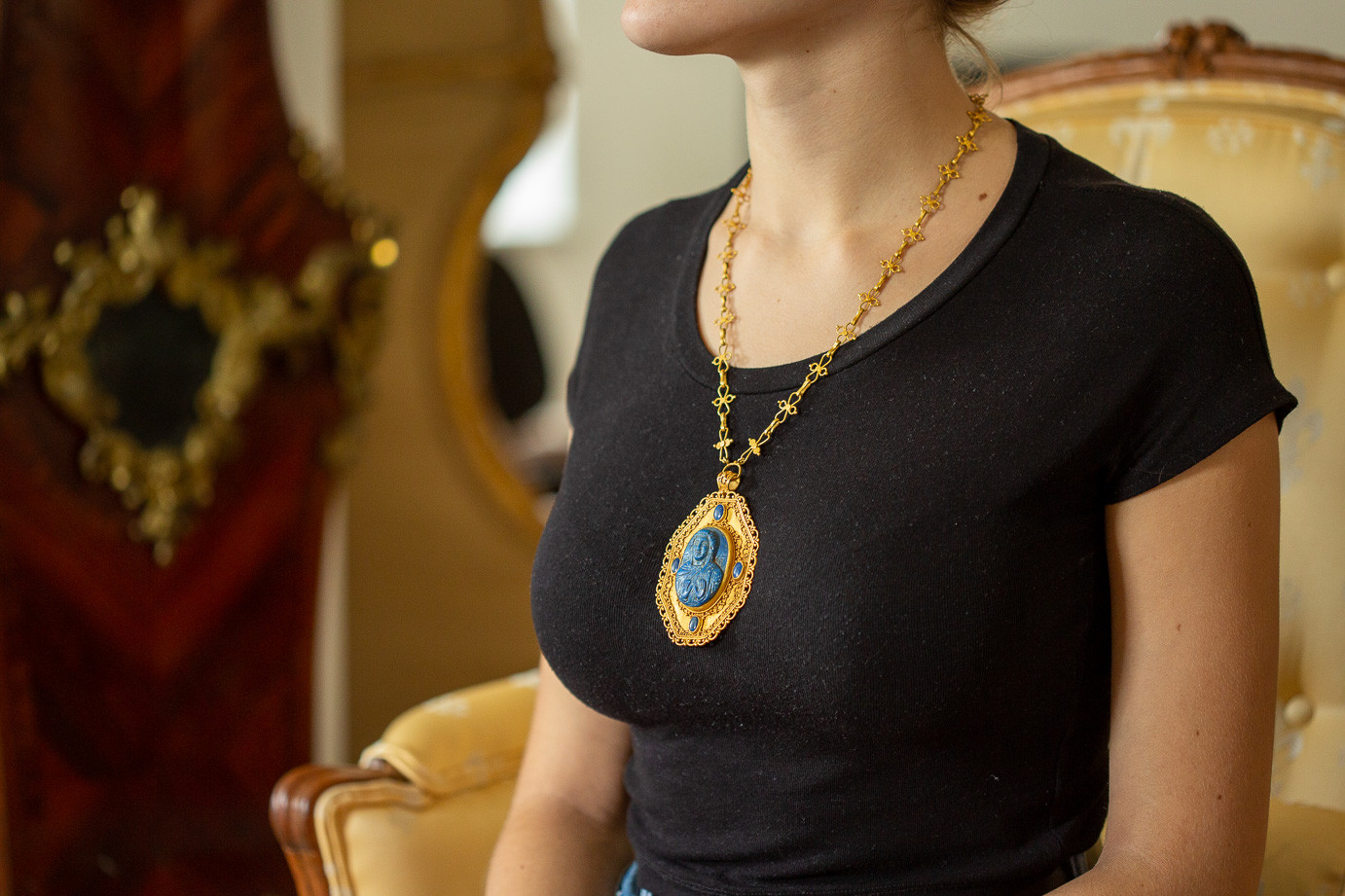 Orfèvrerie byzantine - Médaillon en or byzantin sertissant un camée en lapis-lazuli du 11ème siècle